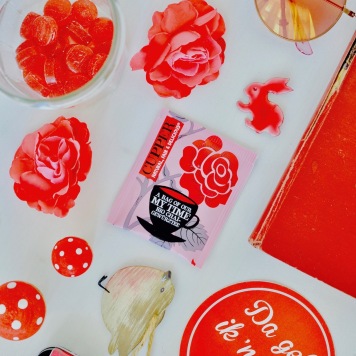 Cupper Tee und rote pinke Bild Collage mit Gegenständen auf Foto